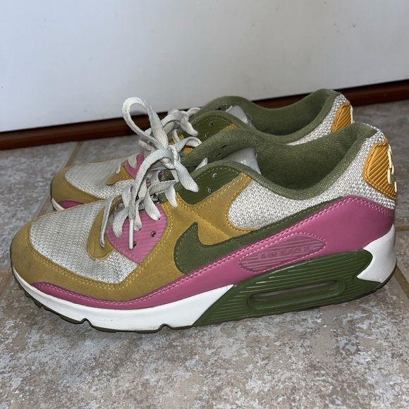 Nike AirMax Shoes size 9 in mens. Slightly worn, great condition. - Picture 4 of 7